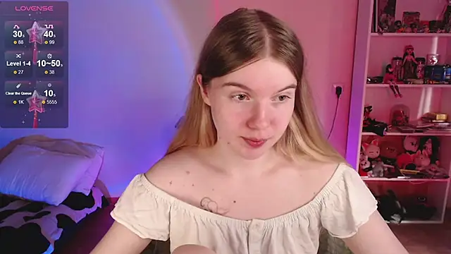 Strawberry juli online show from 06-18-26, 12:20
