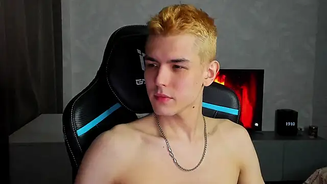 Snapshot of TravisRevas chatting on 03-07-25, 04:11 TravisRevas online show from 03-07-25, 04:11