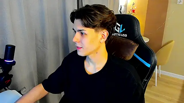 Snapshot of TravisRevas chatting on 12-16-25, 04:34 TravisRevas online show from 12-16-25, 04:34