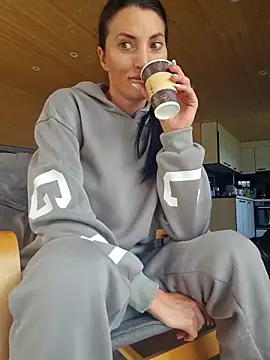 Snapshot of zoeylarkens chatting on 10-05-25, 01:09 zoeylarkens online show from 10-05-25, 01:09