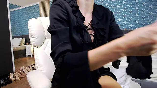 Snapshot of zoeylarkens chatting on 10-14-25, 04:19 zoeylarkens online show from 10-14-25, 04:19