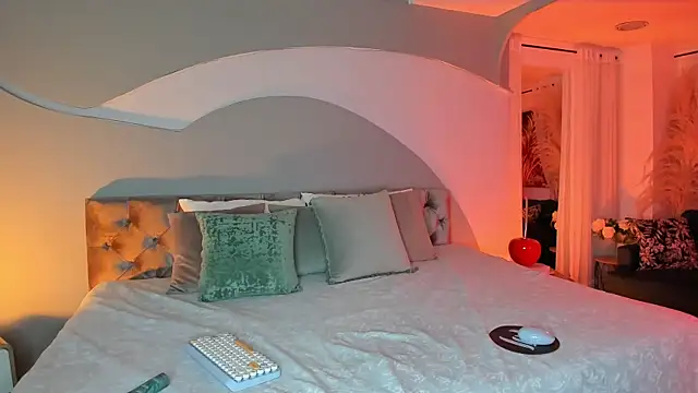 Elizabeth clark  online show from 09-25-25, 08:01