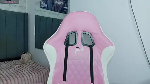 Snapshot of Aida_princess chatting on 10-20-25, 11:16 Aida princess online show from 10-20-25, 11:16