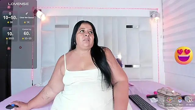 Snapshot of LunaaSweett chatting on 09-13-25, 12:49 LunaaSweett online show from 09-13-25, 12:49