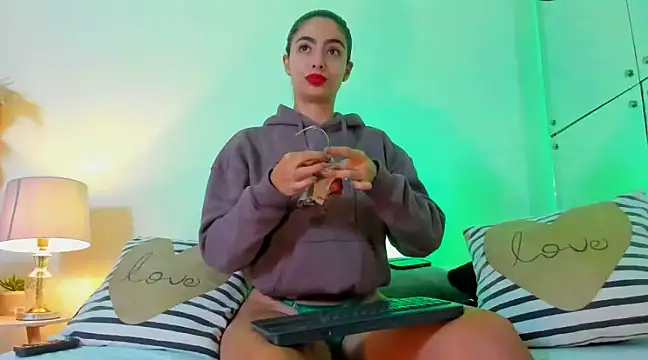 Snapshot of Angell-Bell- chatting on 03-17-25, 01:50 Angell-Bell- online show from 03-17-25, 01:50