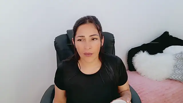Snapshot of luna_lgomez_ chatting on 03-27-26, 01:33 luna lgomez online show from 03-27-26, 01:33