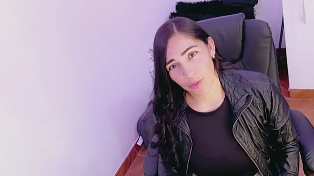 Snapshot of luna_lgomez_ chatting on 04-18-26, 01:37 luna lgomez online show from 04-18-26, 01:37
