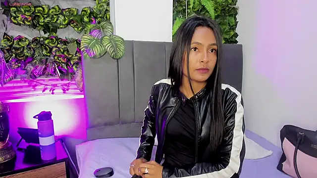 Snapshot of Fernanda_liie_ chatting on 10-28-25, 12:30 Fernanda liie online show from 10-28-25, 12:30