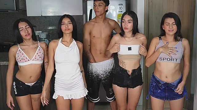 Snapshot of Petiteess chatting on 03-19-25, 02:27 Petiteess online show from 03-19-25, 02:27