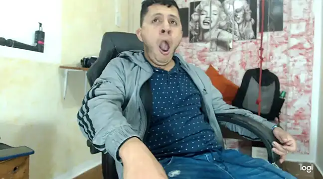 Snapshot of Emilianoveryhot chatting on 03-17-25, 03:03 Emilianoveryhot online show from 03-17-25, 03:03