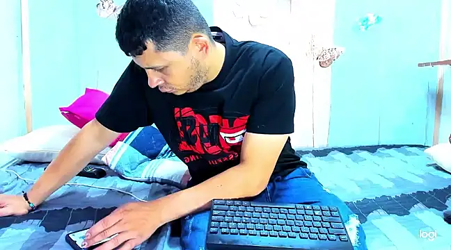 Snapshot of Emilianoveryhot chatting on 03-19-25, 04:14 Emilianoveryhot online show from 03-19-25, 04:14