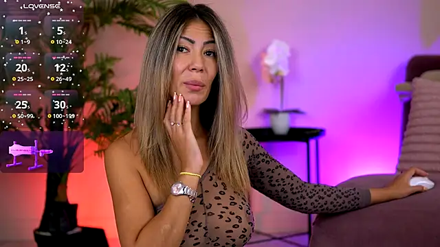 Snapshot of SophiaPotts chatting on 10-13-25, 03:28 SophiaPotts online show from 10-13-25, 03:28