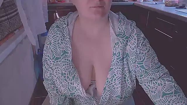 Snapshot of SoftLia chatting on 05-31-26, 11:17 SoftLia online show from 05-31-26, 11:17