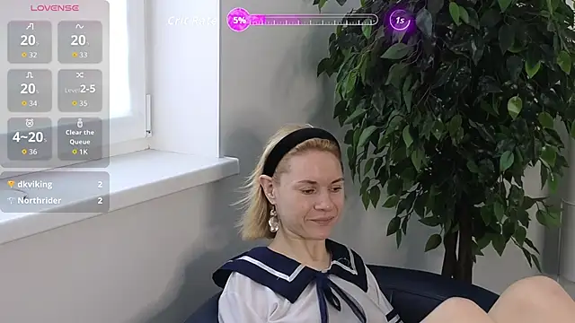 Snapshot of EmmaGallen chatting on 10-10-25, 08:35 EmmaGallen online show from 10-10-25, 08:35