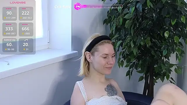 Snapshot of EmmaGallen chatting on 10-14-25, 09:21 EmmaGallen online show from 10-14-25, 09:21