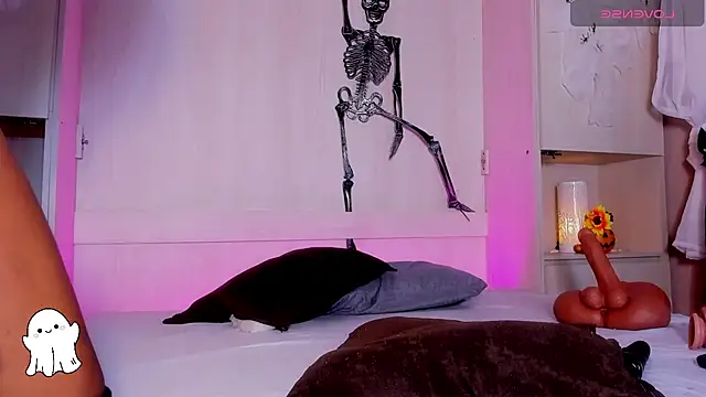 BeverlySteel online show from 10-08-25, 04:21