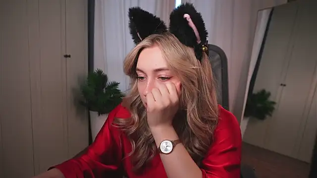 christie luv online show from 11-04-25, 01:32