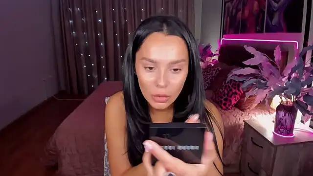 Snapshot of DanaSincere chatting on 10-13-25, 03:50 DanaSincere online show from 10-13-25, 03:50