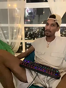 Snapshot of Miguel_bigcock chatting on 10-28-25, 11:29 Miguel bigcock online show from 10-28-25, 11:29