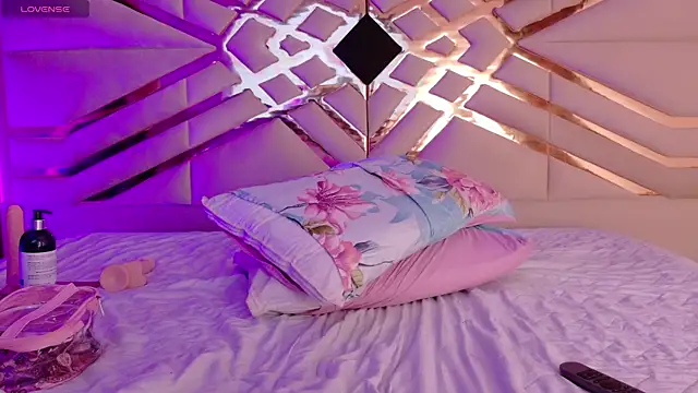 Snapshot of playfulcurvy chatting on 09-19-25, 08:20 playfulcurvy online show from 09-19-25, 08:20