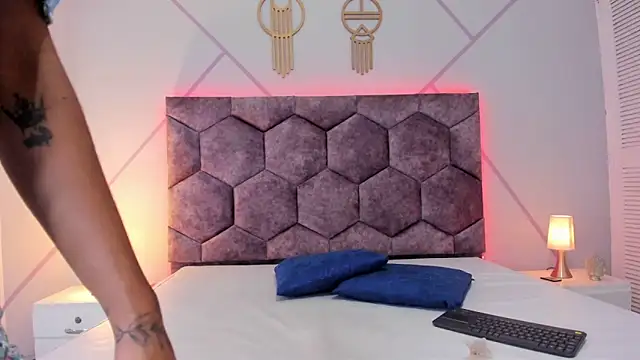 aurora collinss  online show from 03-15-25, 12:24