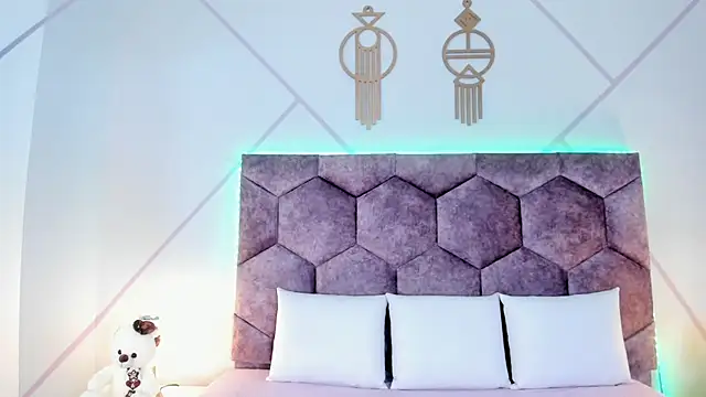 aurora collinss  online show from 11-22-25, 12:26