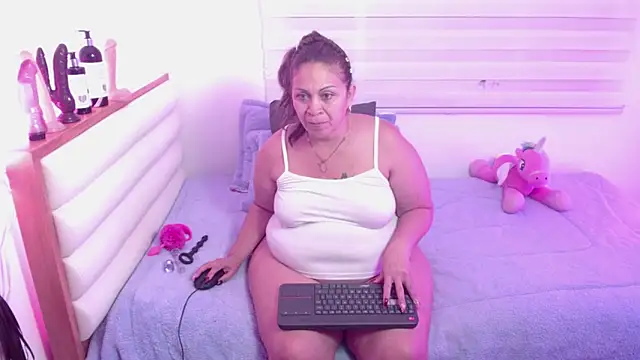 Snapshot of scarlettbooty chatting on 04-28-26, 10:09 scarlettbooty online show from 04-28-26, 10:09
