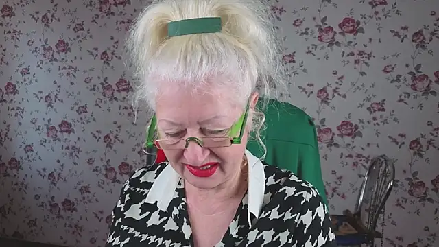 Maya Mayflower online show from 10-19-25, 04:02