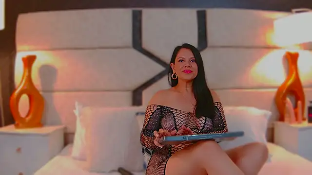 Snapshot of MonserratLane chatting on 03-22-25, 08:04 MonserratLane online show from 03-22-25, 08:04