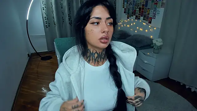 Snapshot of CharimgSabrina chatting on 10-20-25, 06:25 CharimgSabrina online show from 10-20-25, 06:25