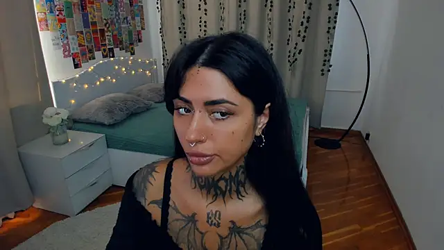 Snapshot of CharimgSabrina chatting on 10-26-25, 06:30 CharimgSabrina online show from 10-26-25, 06:30