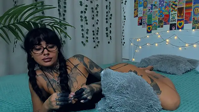 Snapshot of CharimgSabrina chatting on 11-08-25, 06:24 CharimgSabrina online show from 11-08-25, 06:24