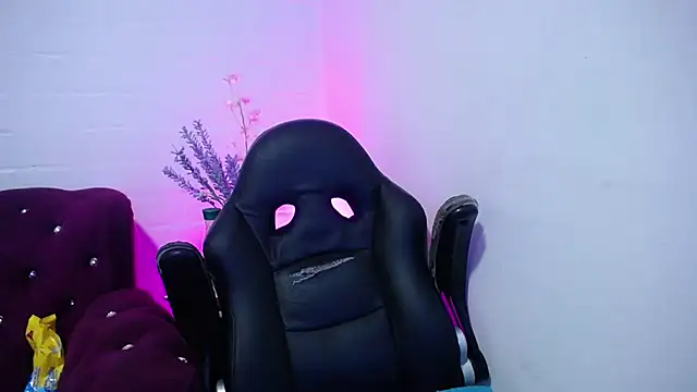 Snapshot of Ayliinn_ chatting on 09-21-25, 04:03 Ayliinn online show from 09-21-25, 04:03