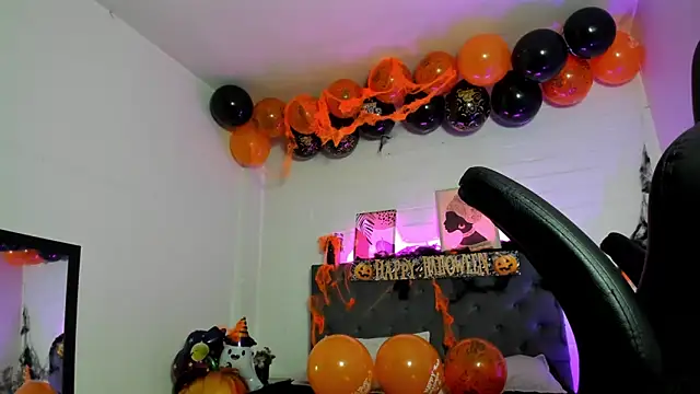 Snapshot of Ayliinn_ chatting on 10-26-25, 02:28 Ayliinn online show from 10-26-25, 02:28