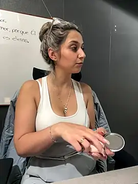 Isabella Varella online show from 12-15-25, 12:53