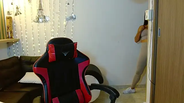 Snapshot of tatiana_lc chatting on 12-14-25, 04:07 tatiana lc online show from 12-14-25, 04:07