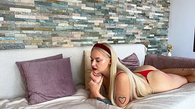 Snapshot of Aurora_5 chatting on 02-14-26, 01:30 Aurora 5 online show from 02-14-26, 01:30