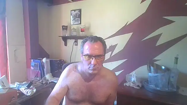 Snapshot of HunkofRock chatting on 05-18-26, 04:13 HunkofRock online show from 05-18-26, 04:13