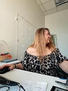 Juicy PeachLux online show from 10-08-25, 06:00