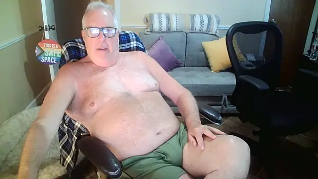 Snapshot of superbearboss chatting on 06-11-26, 10:52 superbearboss online show from 06-11-26, 10:52