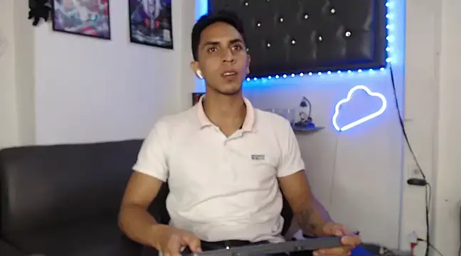 Snapshot of Monkey_uchiha777 chatting on 03-10-25, 01:10 Monkey uchiha777 online show from 03-10-25, 01:10