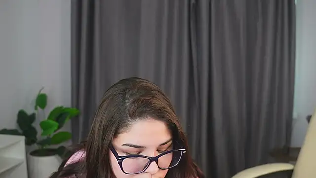 Snapshot of FloraBanford chatting on 03-17-25, 02:12 FloraBanford online show from 03-17-25, 02:12