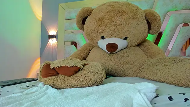 MaddyCrofft online show from 03-17-25, 05:05