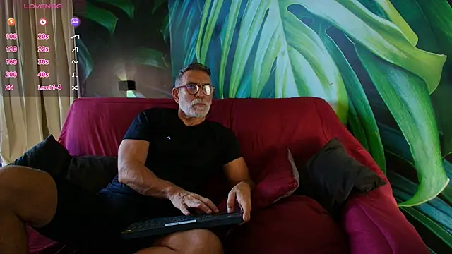 Snapshot of LukeCrews chatting on 09-09-25, 05:23 LukeCrews online show from 09-09-25, 05:23