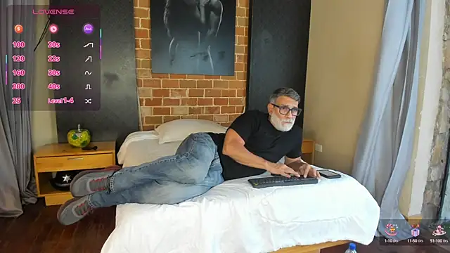 Snapshot of LukeCrews chatting on 09-28-25, 08:03 LukeCrews online show from 09-28-25, 08:03