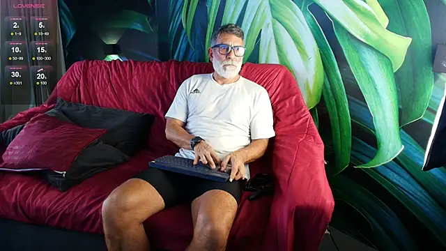 Snapshot of LukeCrews chatting on 10-02-25, 07:10 LukeCrews online show from 10-02-25, 07:10