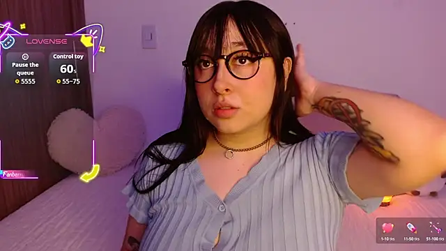 Snapshot of Oliviargf chatting on 09-15-25, 12:43 Oliviargf online show from 09-15-25, 12:43