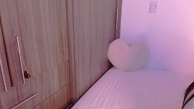 Snapshot of Oliviargf chatting on 11-08-25, 12:11 Oliviargf online show from 11-08-25, 12:11