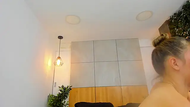 Snapshot of AzuraWave chatting on 03-16-25, 01:49 AzuraWave online show from 03-16-25, 01:49