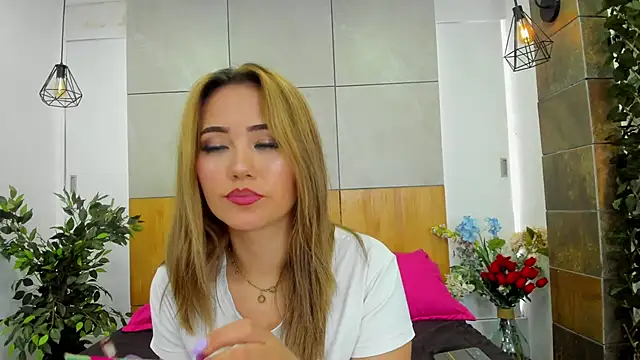 Snapshot of AzuraWave chatting on 03-19-25, 07:49 AzuraWave online show from 03-19-25, 07:49